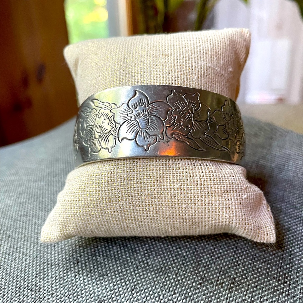 Jonquil Kirk Pewter Floral Cuff Bracelet Silver Flower of the Month Vintage